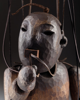 Golem – vyřezávaná loutka inspirovaná pražskými legendami